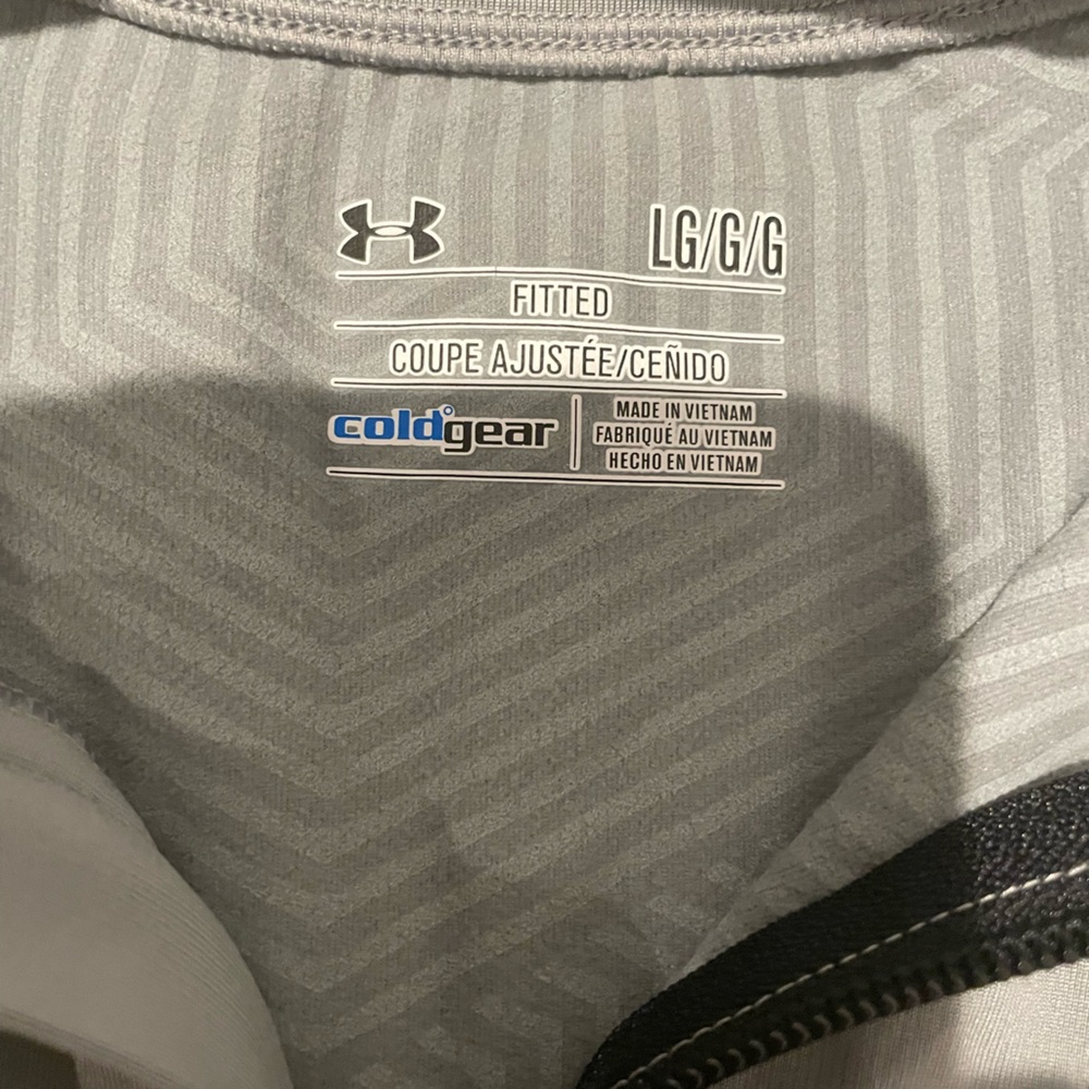 Under armor pull over - Picture 3 of 4